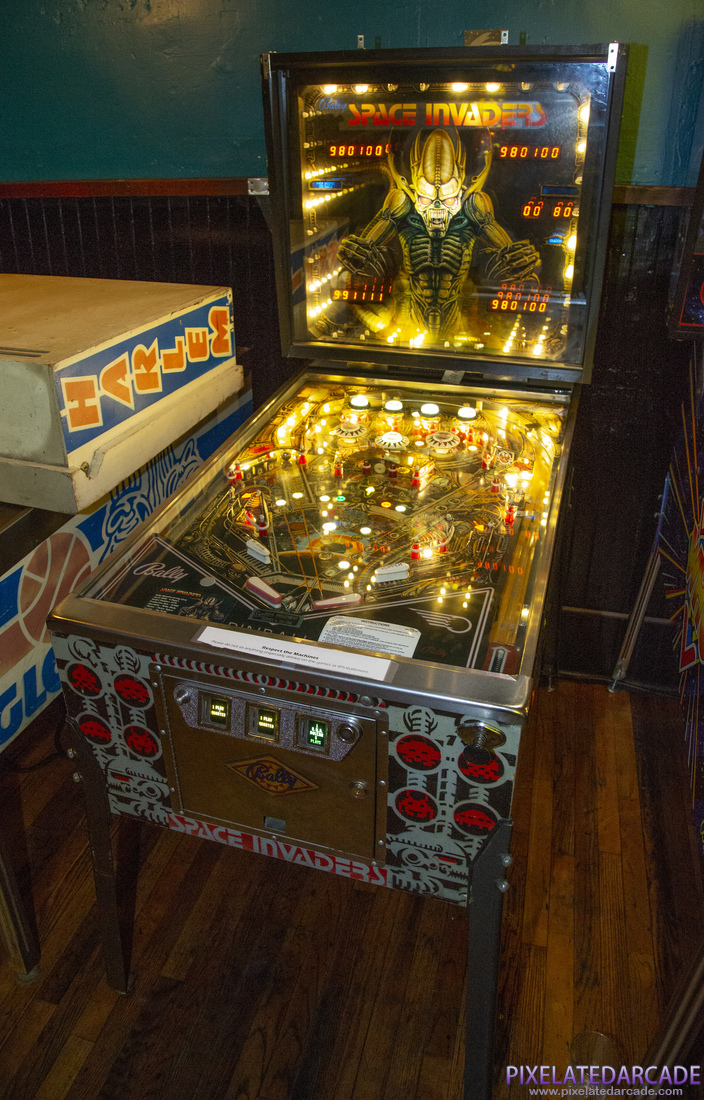 Space Invaders Photo: Space Invaders cabinet