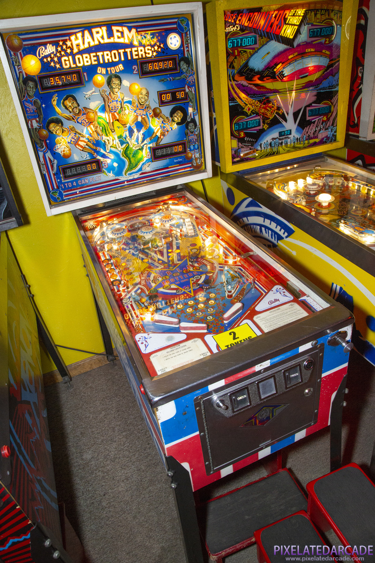 Harlem Globetrotters On Tour Photo: Harlem Globetrotters pinball cabinet