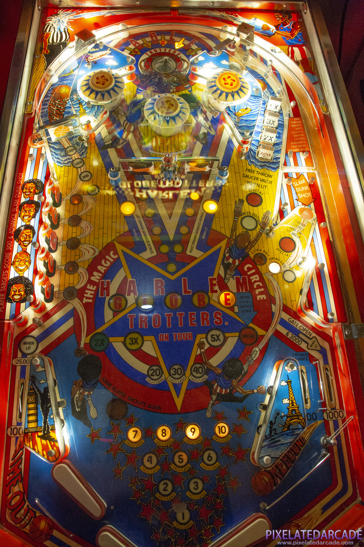 Harlem Globetrotters On Tour Photo: Harlem Globetrotters pinball cabinet - Playfield