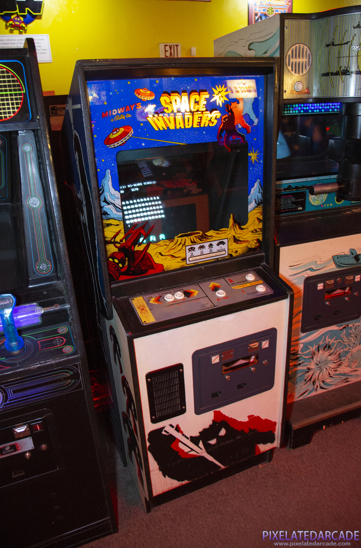 Space Invaders Photo: Contra arcade cabinet