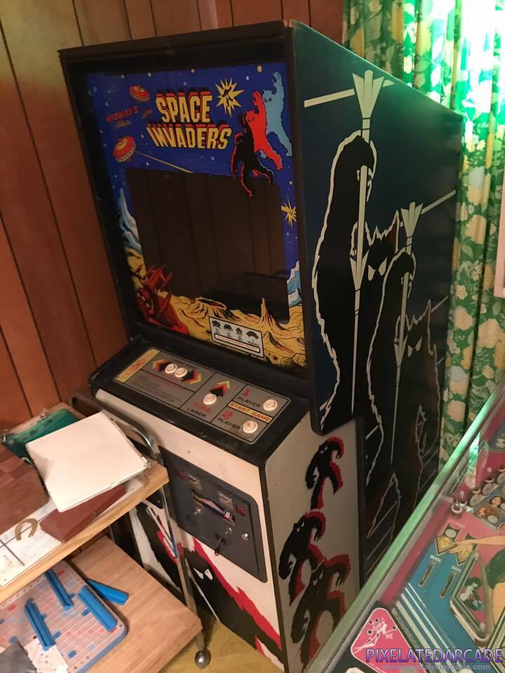 Space Invaders Photo: Space Invaders arcade cabinet