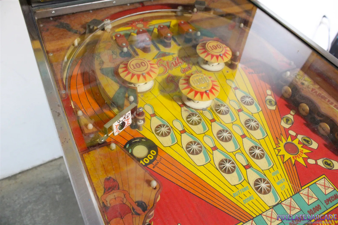 Strikes and Spares Photo: Strikes and Spares pinball cabinet - Upper playfield