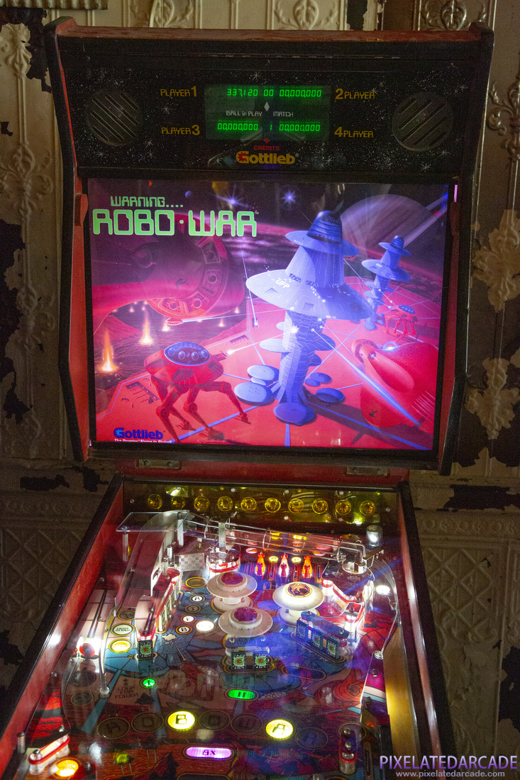 Robo-War Photo: Robo-War - Backbox and upper playfield