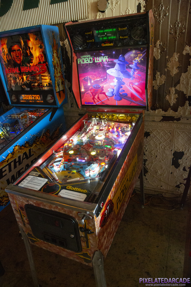 Robo-War Photo: Robo-War pinball cabinet