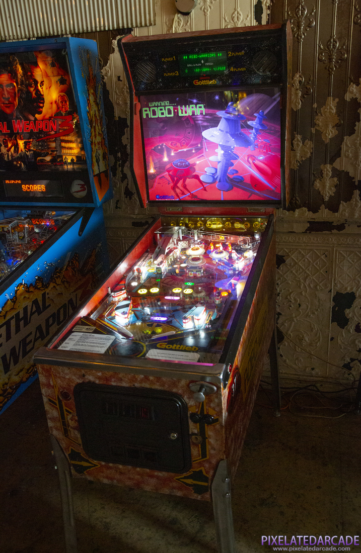 Robo-War Photo: Robo-War pinball cabinet