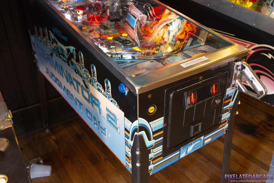 Terminator 2: Judgment Day Photo: Terminator 2 - Cabinet front and side