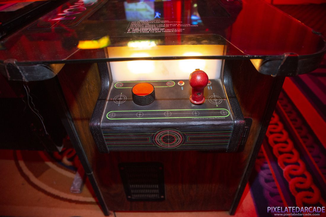 TRON Photo: TRON cocktail table - Controls