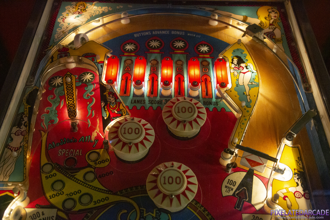 Aladdin's Castle Photo: Aladdin's Castle pinball - Upper playfield