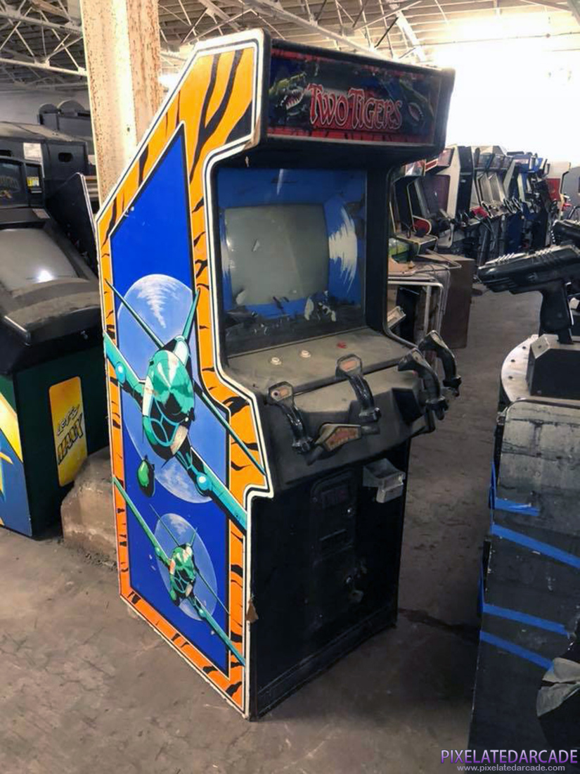 Two Tigers Photo: Two Tigers arcade cabinet