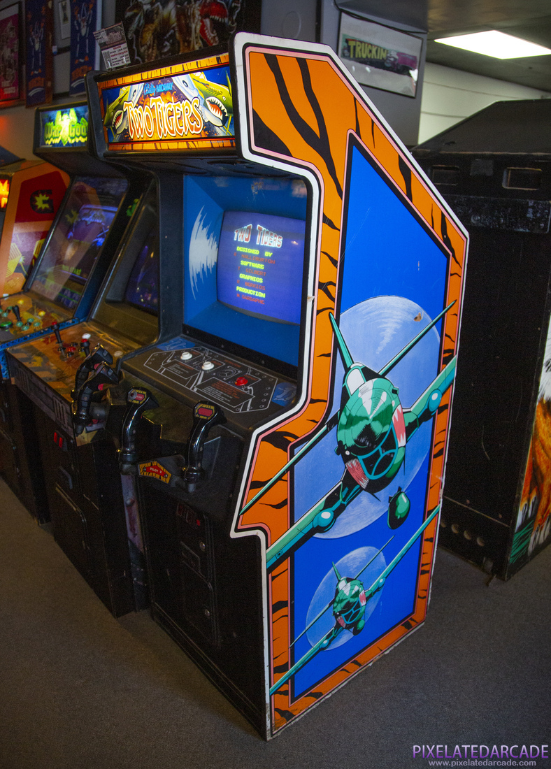 Two Tigers Photo: Two Tigers arcade cabinet