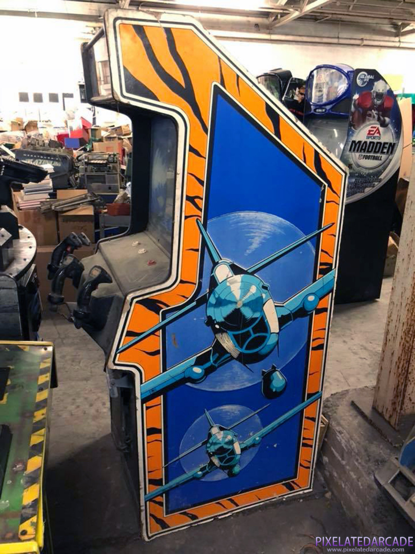 Two Tigers Photo: Two Tigers arcade cabinet - Side