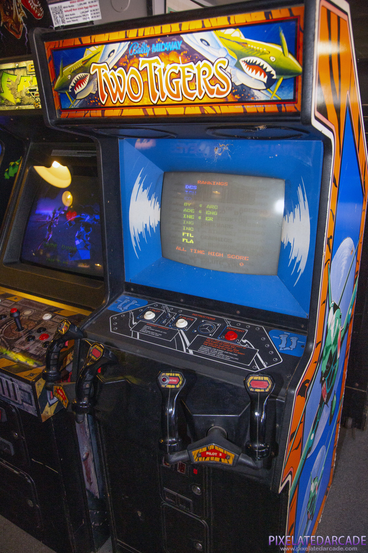 Two Tigers Photo: Two Tigers arcade cabinet