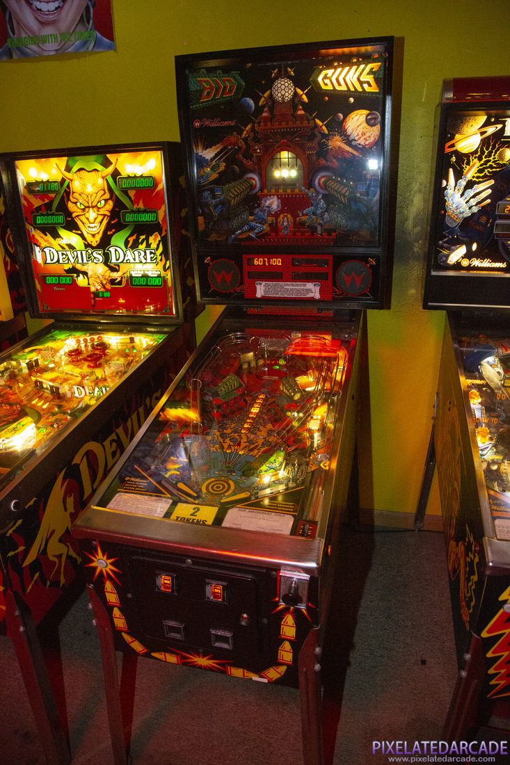 Big Guns Photo: Big Guns pinball cabinet
