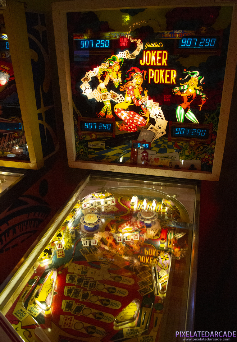 Joker Poker Photo: Joker Poker pinball cabinet - Backbox and playfield