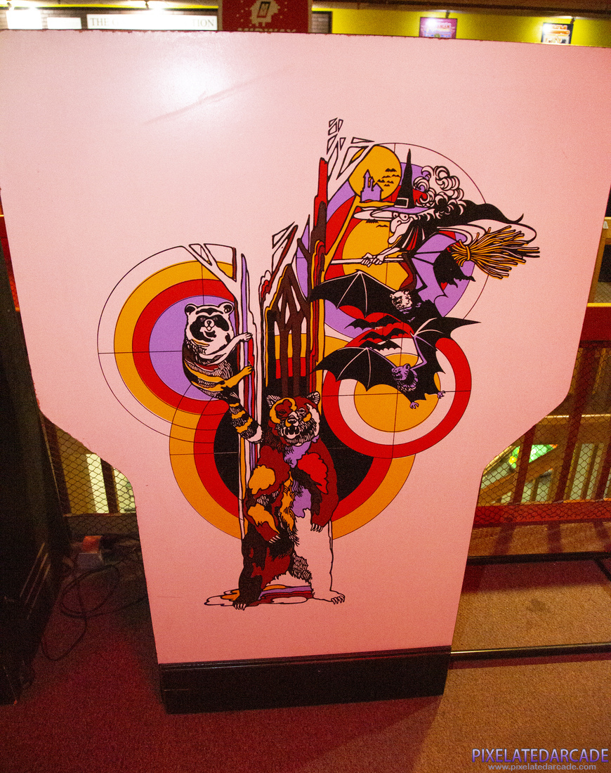 Triple Hunt Photo: Hit the Bear cabinet - Display cabinet side