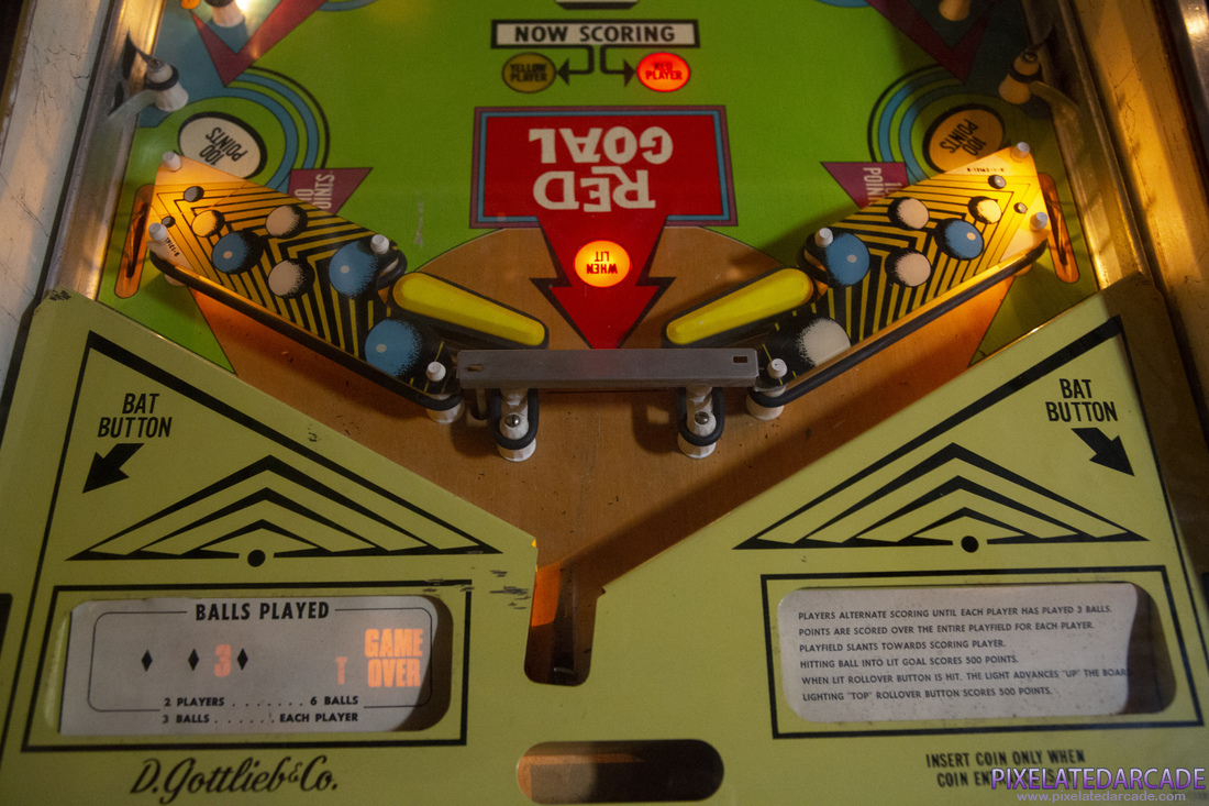 Challenger Photo: Challenger pinball cabinet - Yellow player side