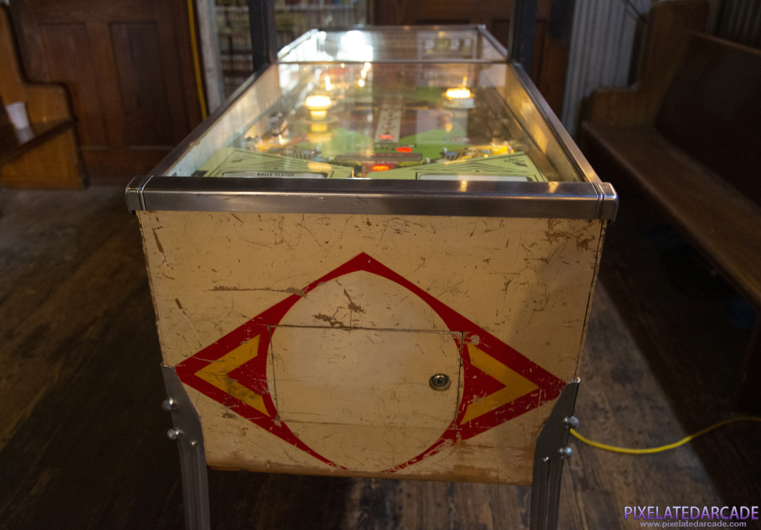 Challenger Photo: Challenger pinball cabinet - Yellow player side