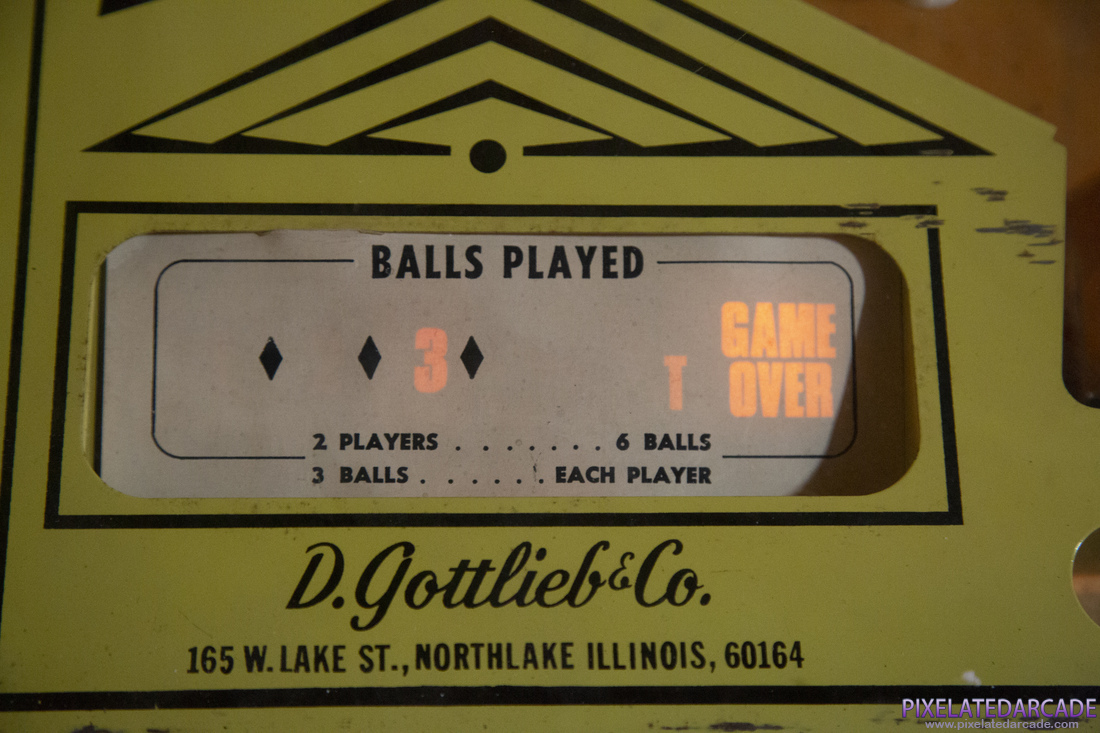 Challenger Photo: Challenger pinball cabinet - Yellow player balls played