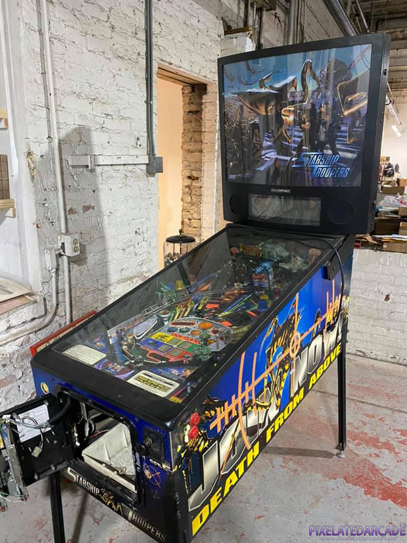 Starship Troopers Photo: Starship Troopers pinball cabinet