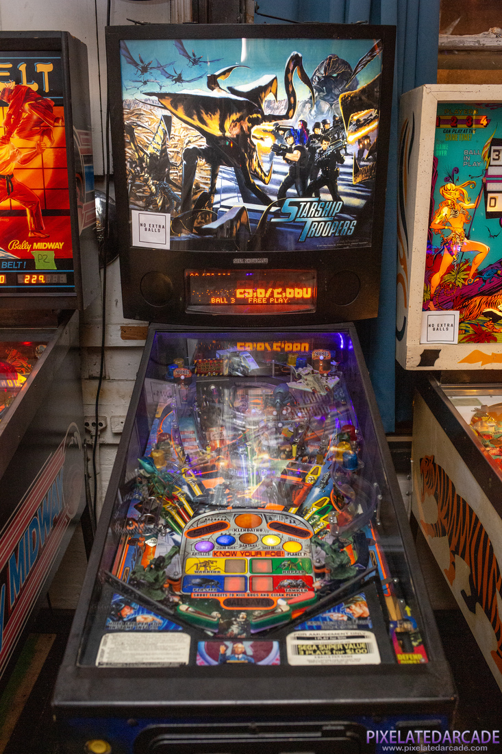 Starship Troopers Photo: Starship Troopers pinball cabinet - Front