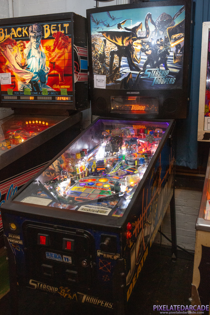 Starship Troopers Photo: Starship Troopers pinball cabinet