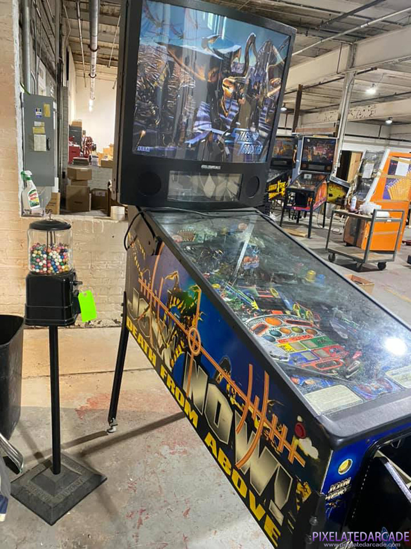 Starship Troopers Photo: Starship Troopers pinball cabinet
