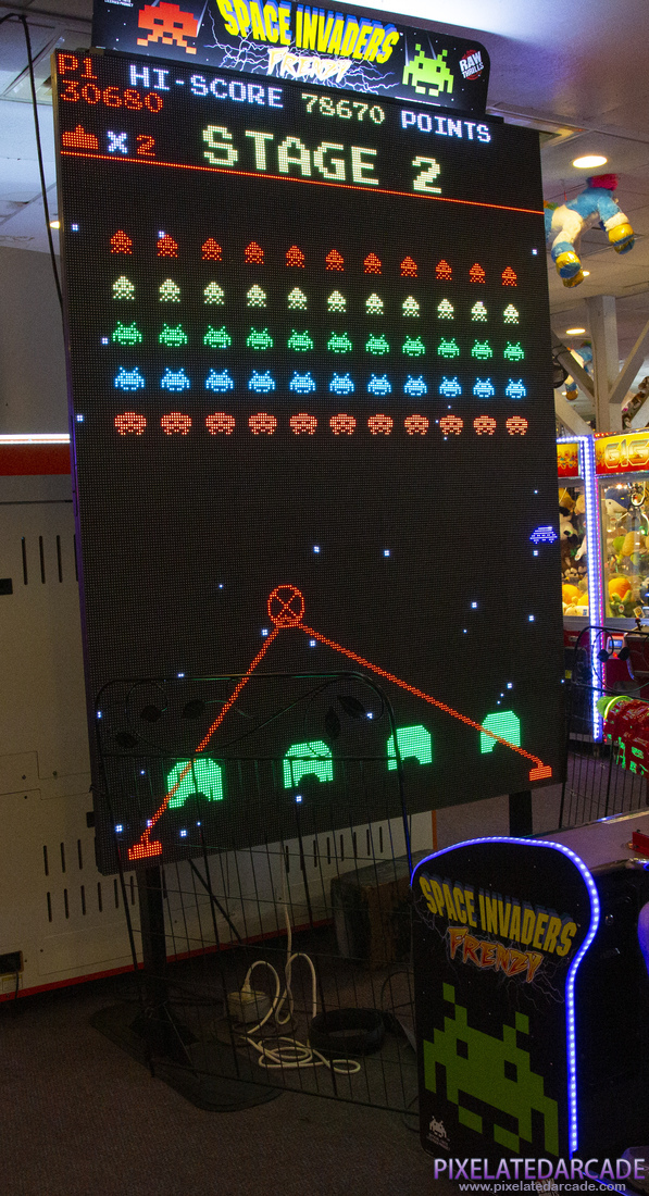 Space Invaders Frenzy Photo: Space Invaders Frenzy arcade cabinet - Gameplay