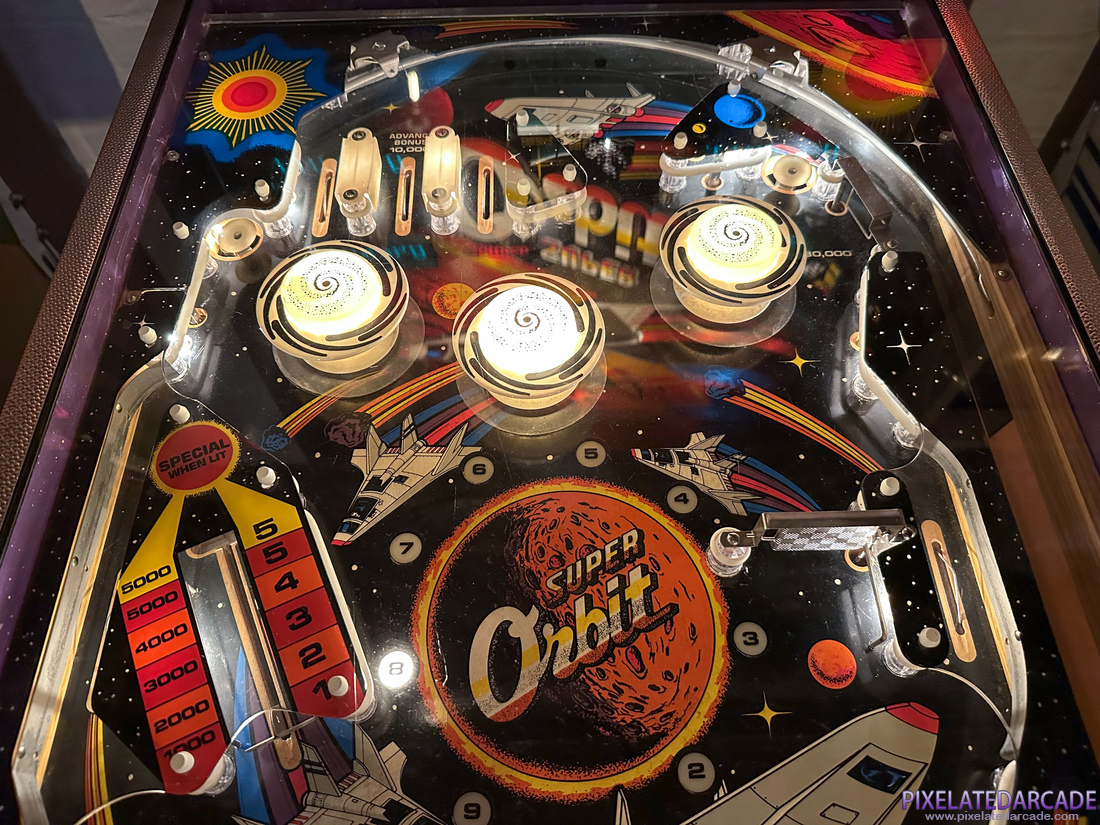 Super Orbit Photo: Super Orbit pinball cabinet - Upper playfield
