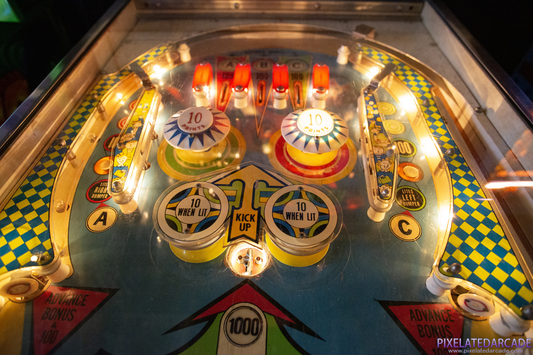 Big Flipper Photo: Big Flipper pinball cabinet - Upper playfield