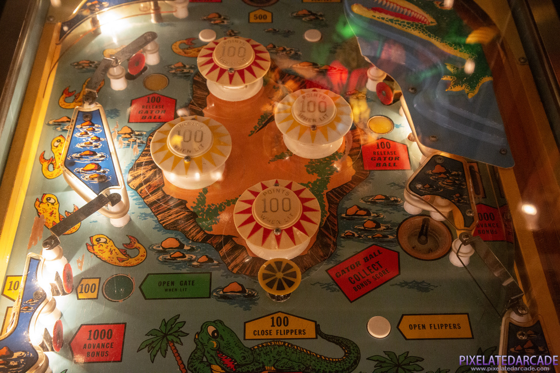 Nip-It Photo: Nip-It pinball cabinet - Upper playfield