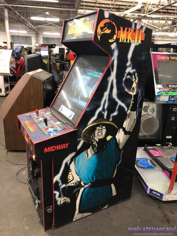 Mortal Kombat II Photo: Mortal Kombat II arcade cabinet - Side