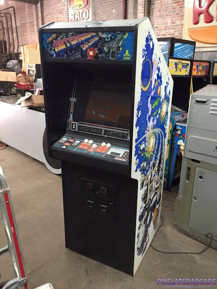 Asteroids Deluxe Photo: Asteroids Deluxe arcade cabinet