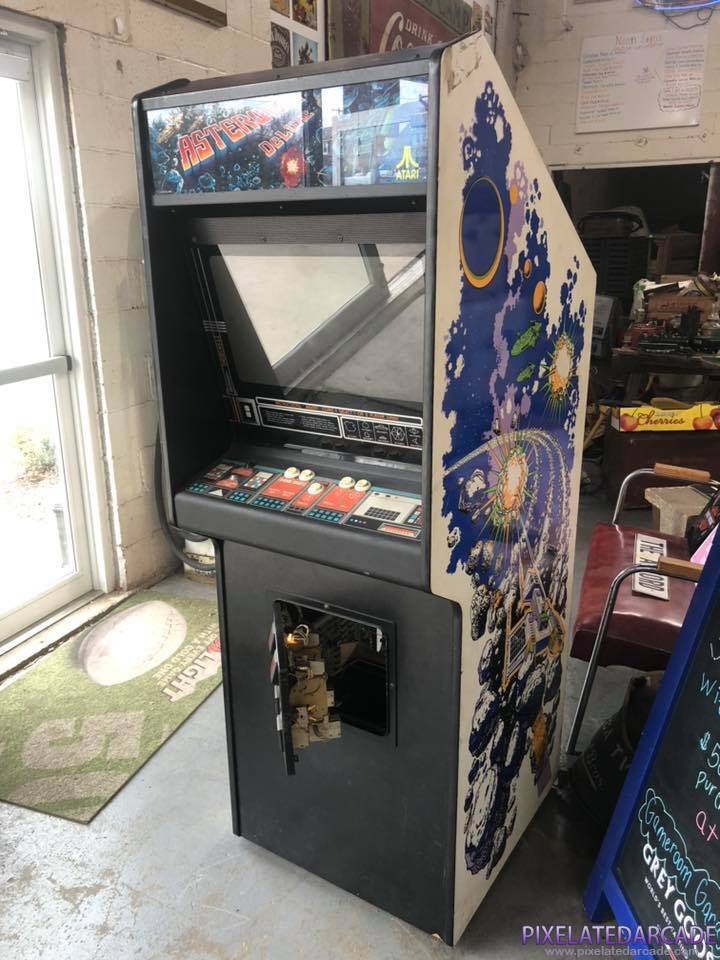 Asteroids Deluxe Photo: Asteroids Deluxe arcade cabinet