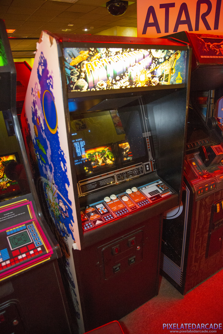 Asteroids Deluxe Photo: Asteroids Deluxe arcade cabinet
