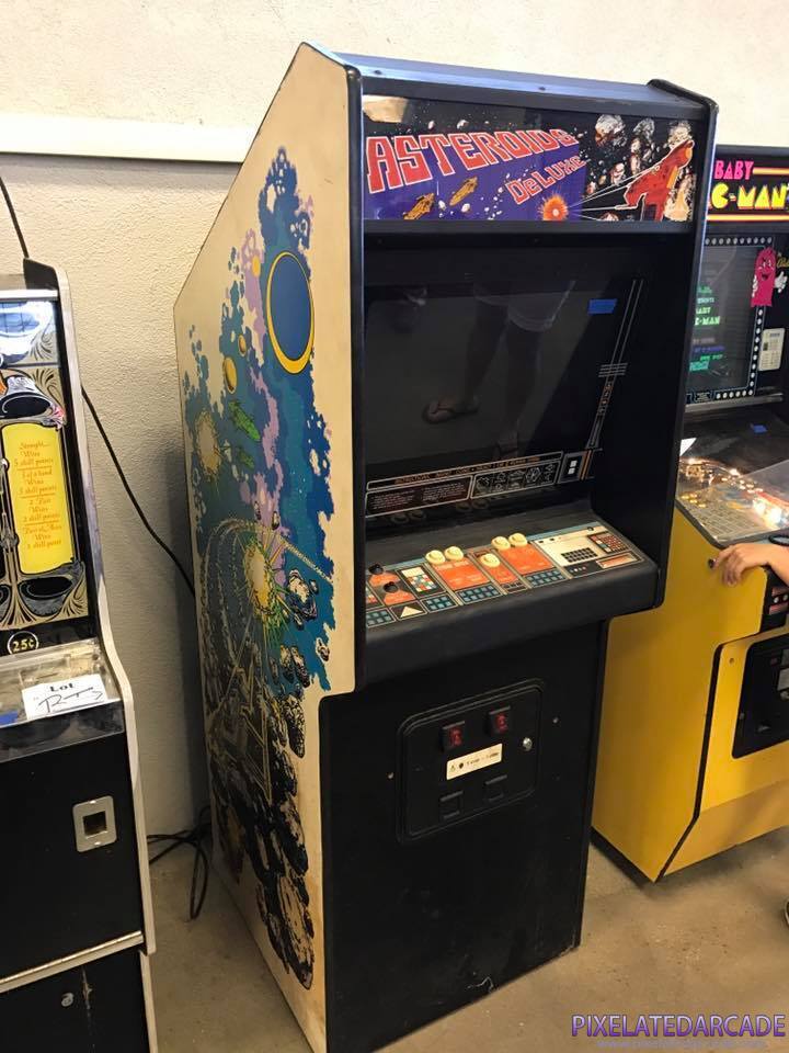 Asteroids Deluxe Photo: Asteroids Deluxe arcade cabinet