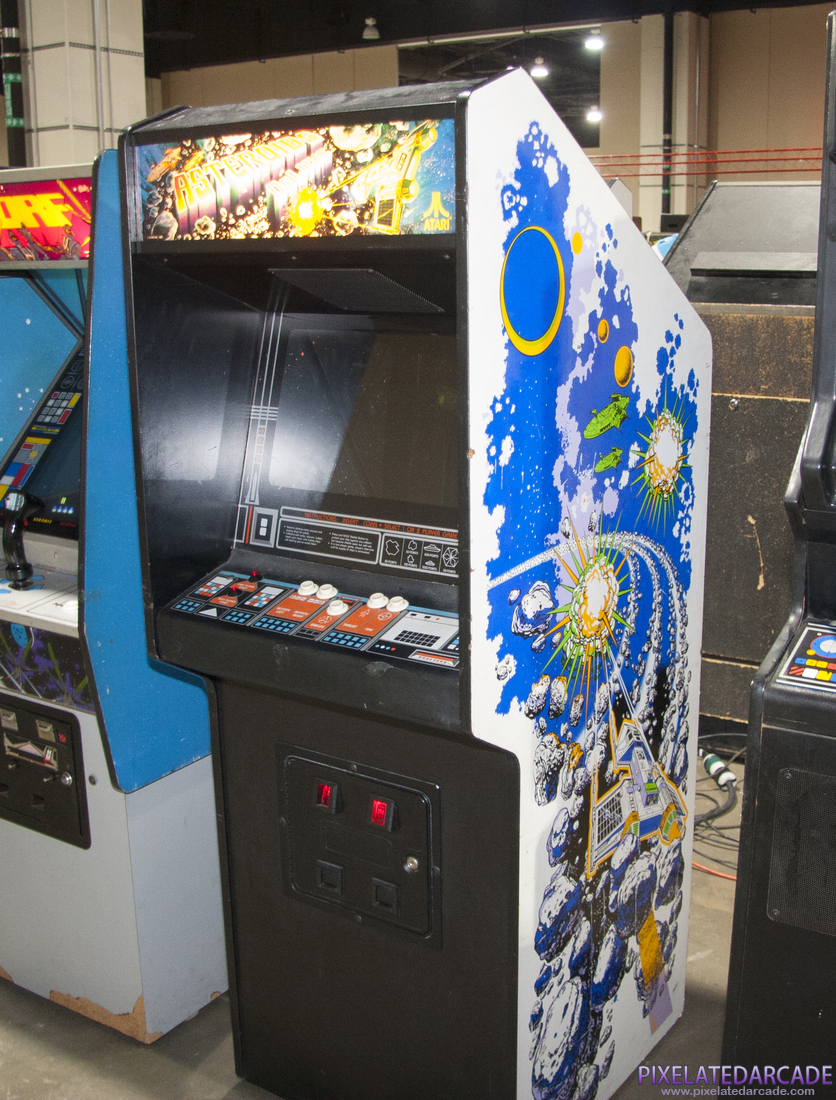 Asteroids Deluxe Photo: Asteroids Deluxe arcade cabinet