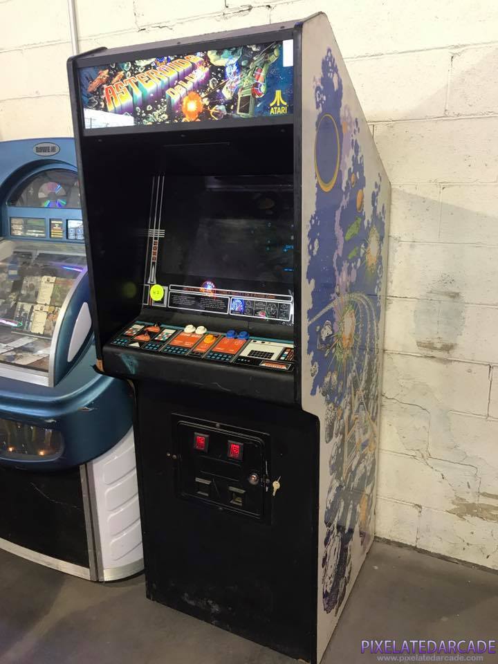 Asteroids Deluxe Photo: Asteroids Deluxe arcade cabinet