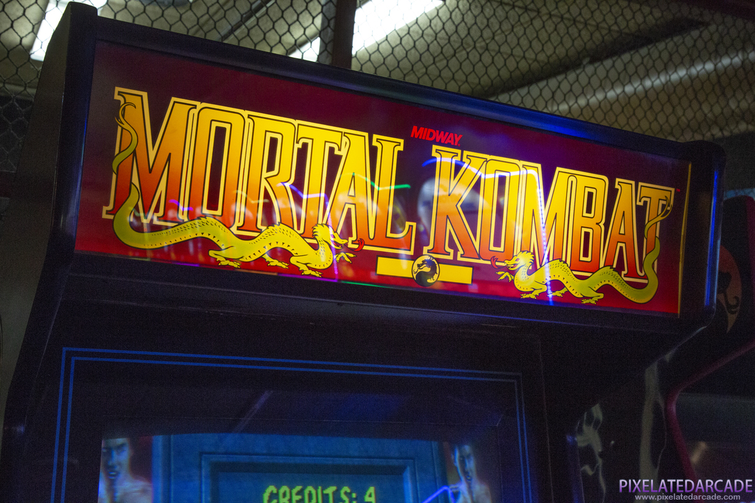 Mortal Kombat Photo: Mortal Kombat arcade cabinet - Marquee