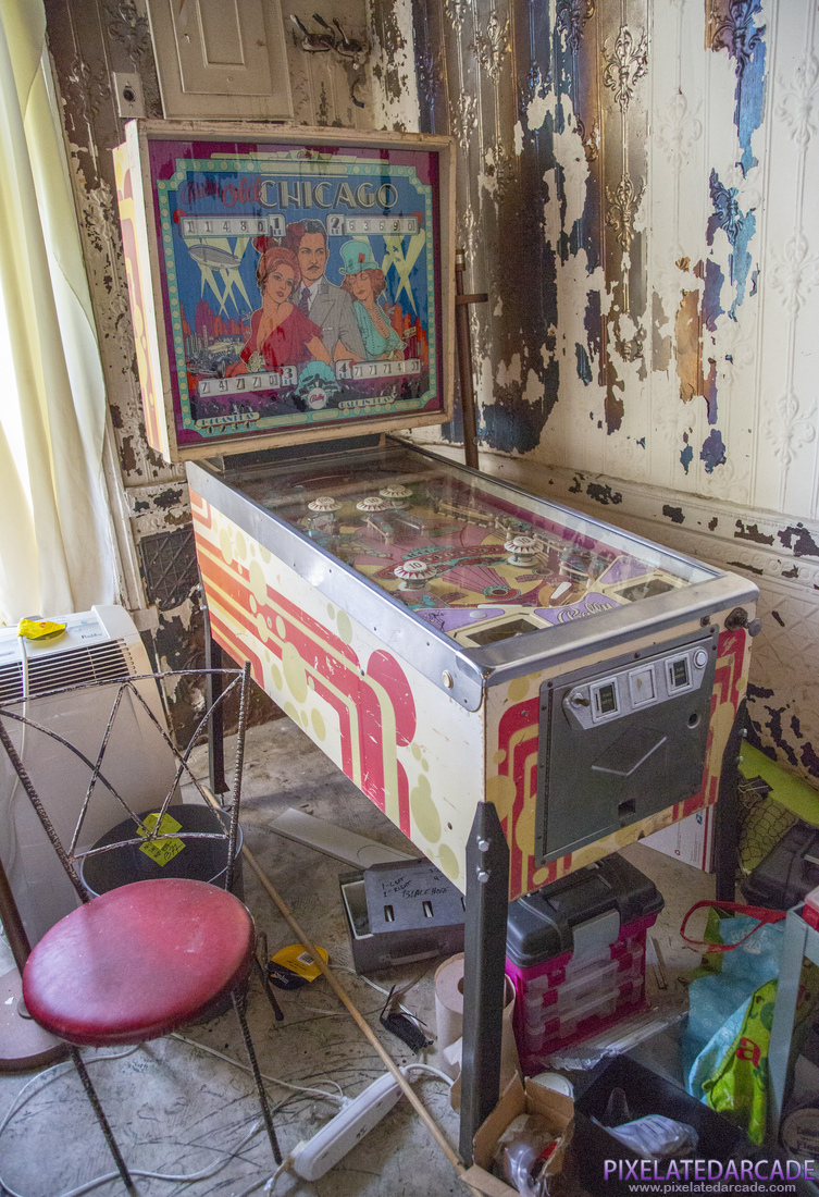 Old Chicago Photo: Old Chicago pinball cabinet