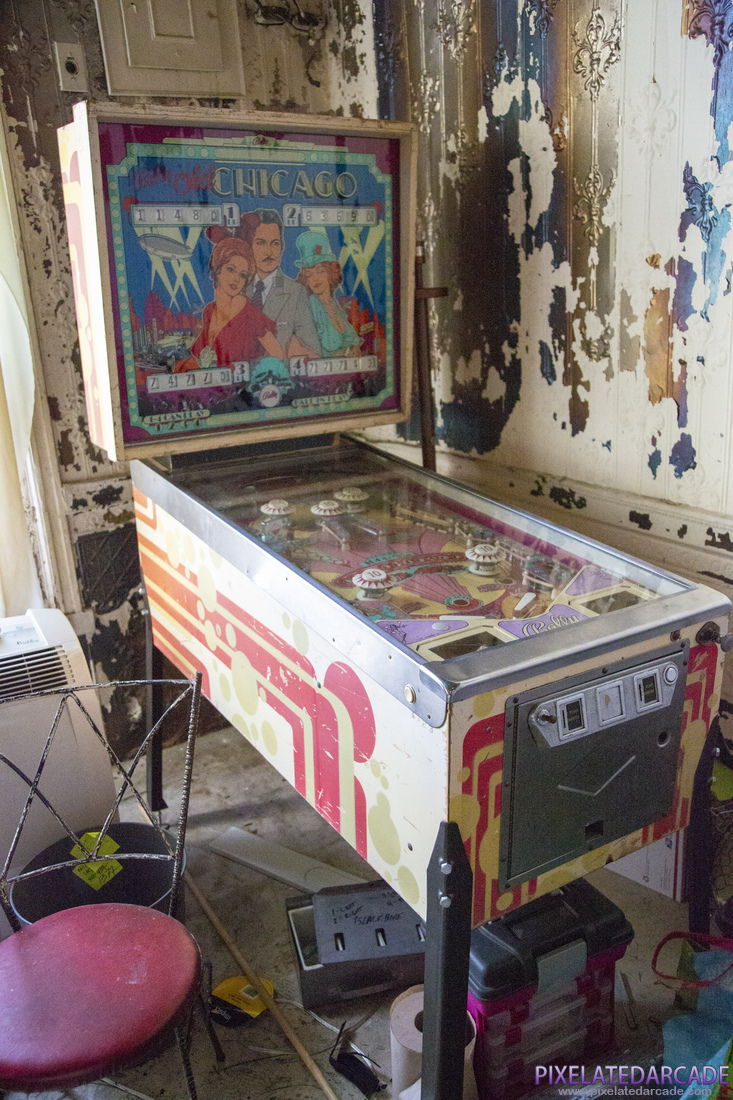 Old Chicago Photo: Old Chicago pinball cabinet