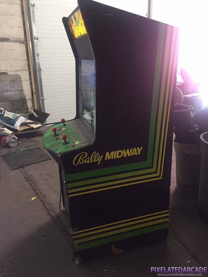 Rampage Photo: Rampage arcade cabinet - Side