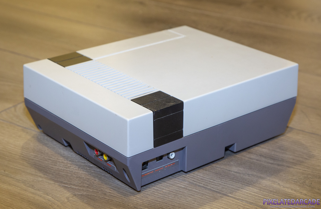 NES / Famicom Photo: Nintendo Entertainment System - Side and Back