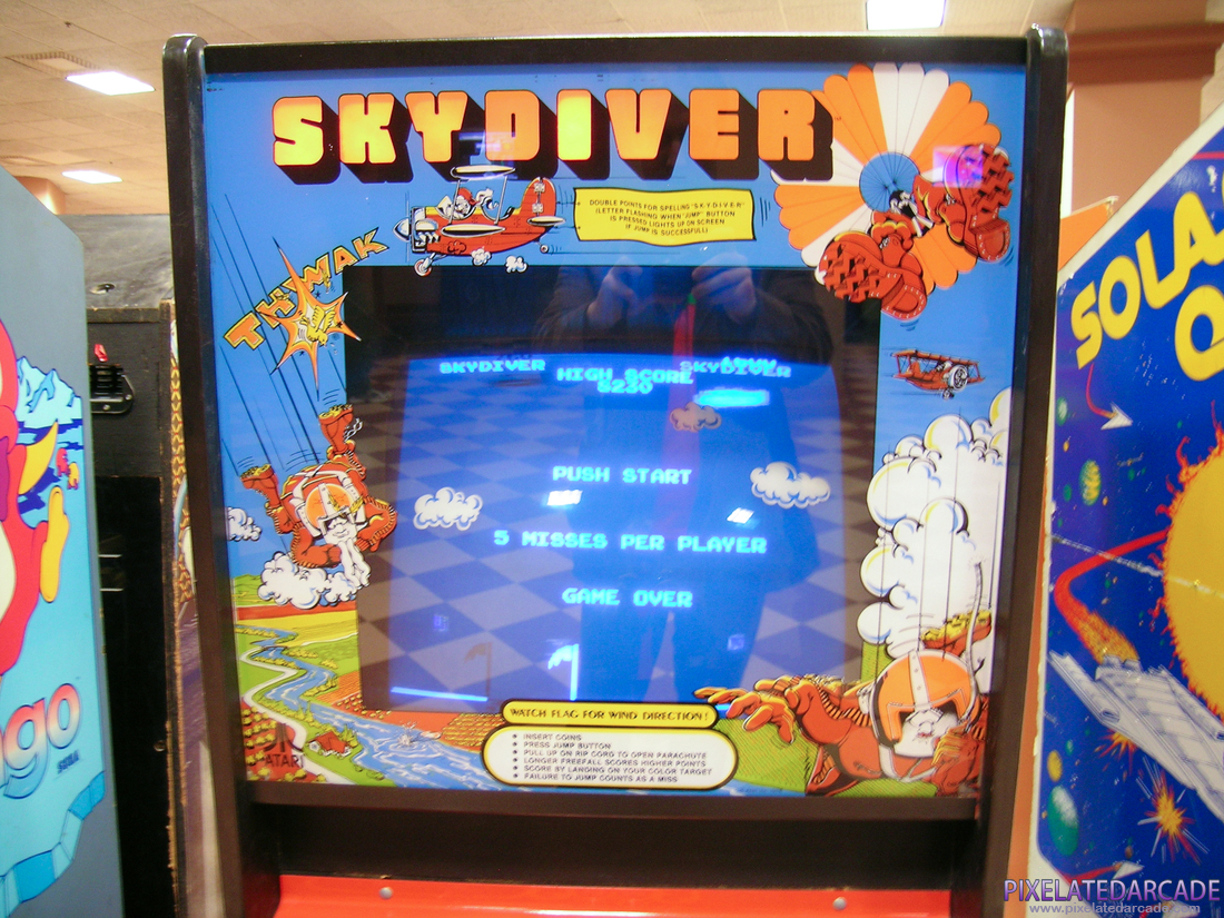Off-Screen Indicators Photo: Skydiver arcade cabinet