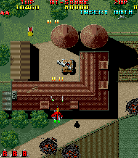 Raiden Arcade Screenshot: Shoot enemy tanks before they shoot you.