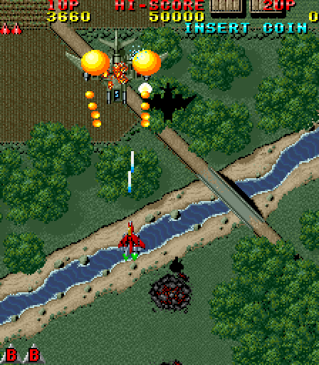 Raiden Arcade Screenshot: Shooting down enemy planes.