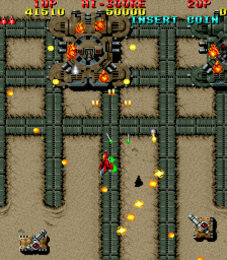 Raiden Arcade Screenshot: The large boss at the end of the first level.