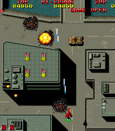 Raiden Arcade Screenshot: Pick up medals for bonuses!