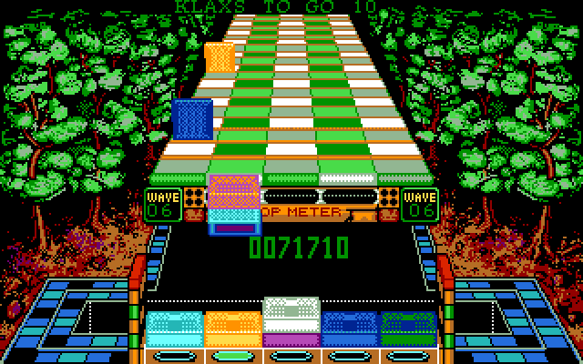 Klax IBM PC/Compatibles Screenshot: 10 more klaxs are needed to complete this wave...