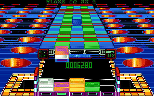 Klax IBM PC/Compatibles Screenshot: The paddle can hold up to 5 tiles at once.