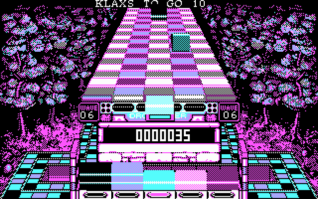 Klax IBM PC/Compatibles Screenshot: 10 more klaxs are needed to complete this wave...